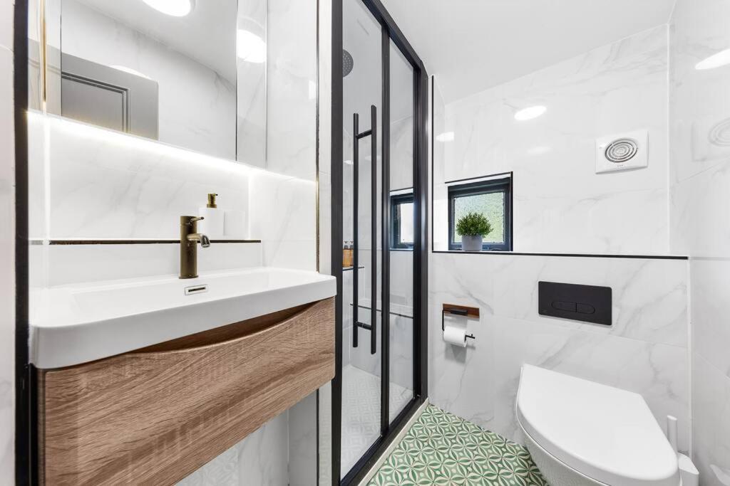 Stylish 3bed 2bathroom Flat - 4 Mins To Tube Apartment *