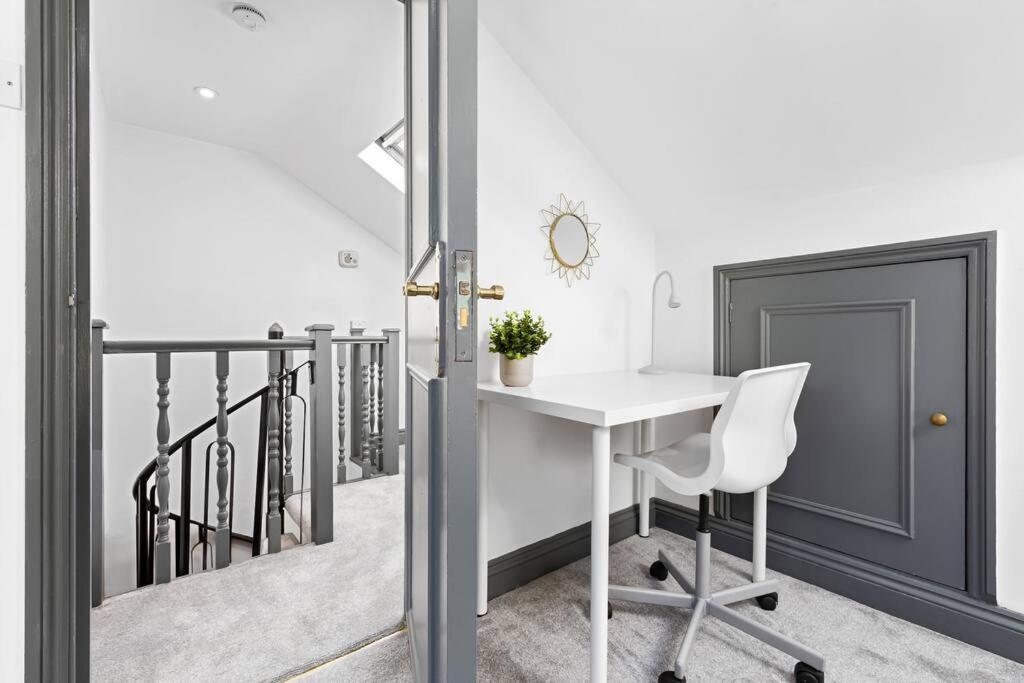 Stylish 3bed 2bathroom Flat - 4 Mins To Tube London