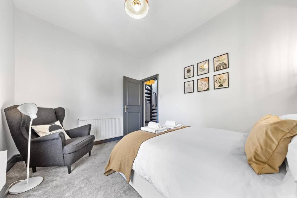 Stylish 3bed 2bathroom Flat - 4 Mins To Tube Apartment London