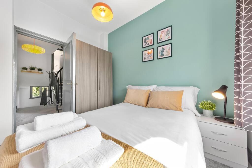 Stylish 3bed 2bathroom Flat - 4 Mins To Tube London