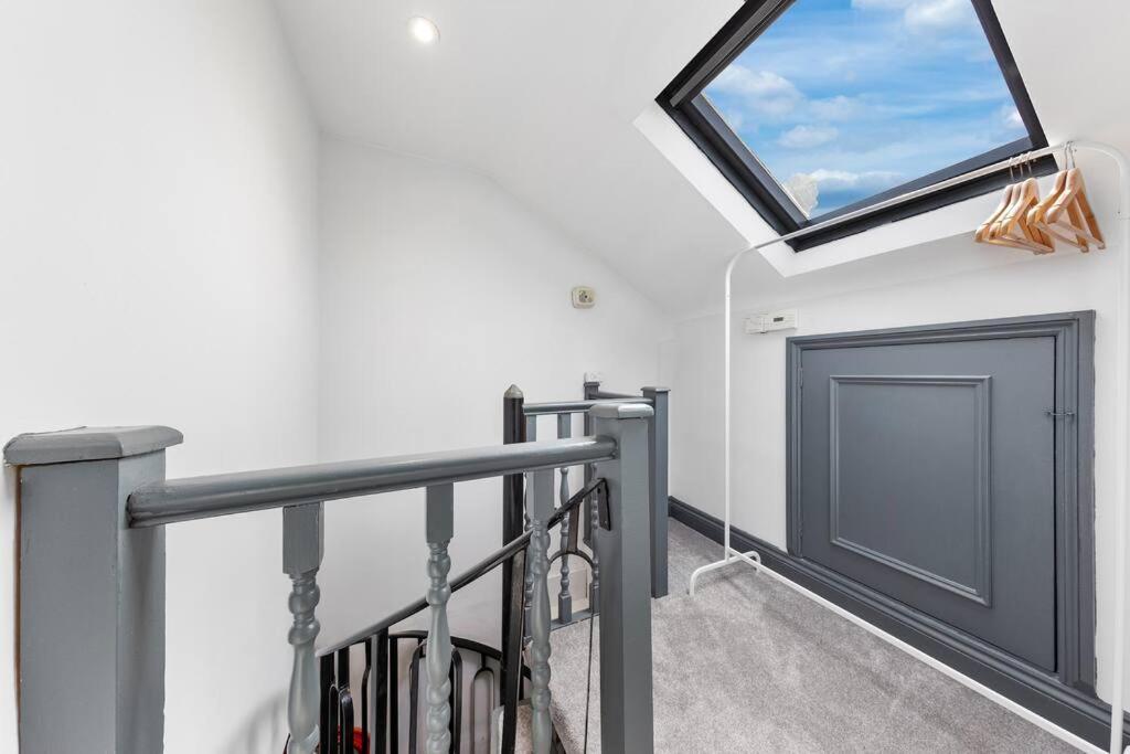 Stylish 3bed 2bathroom Flat - 4 Mins To Tube Apartment