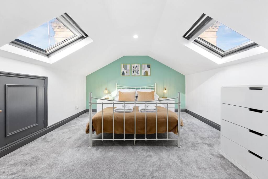 Stylish 3bed 2bathroom Flat - 4 Mins To Tube * London