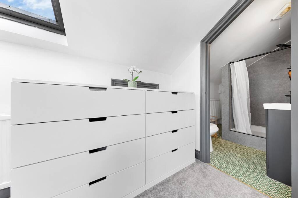 Stylish 3bed 2bathroom Flat - 4 Mins To Tube