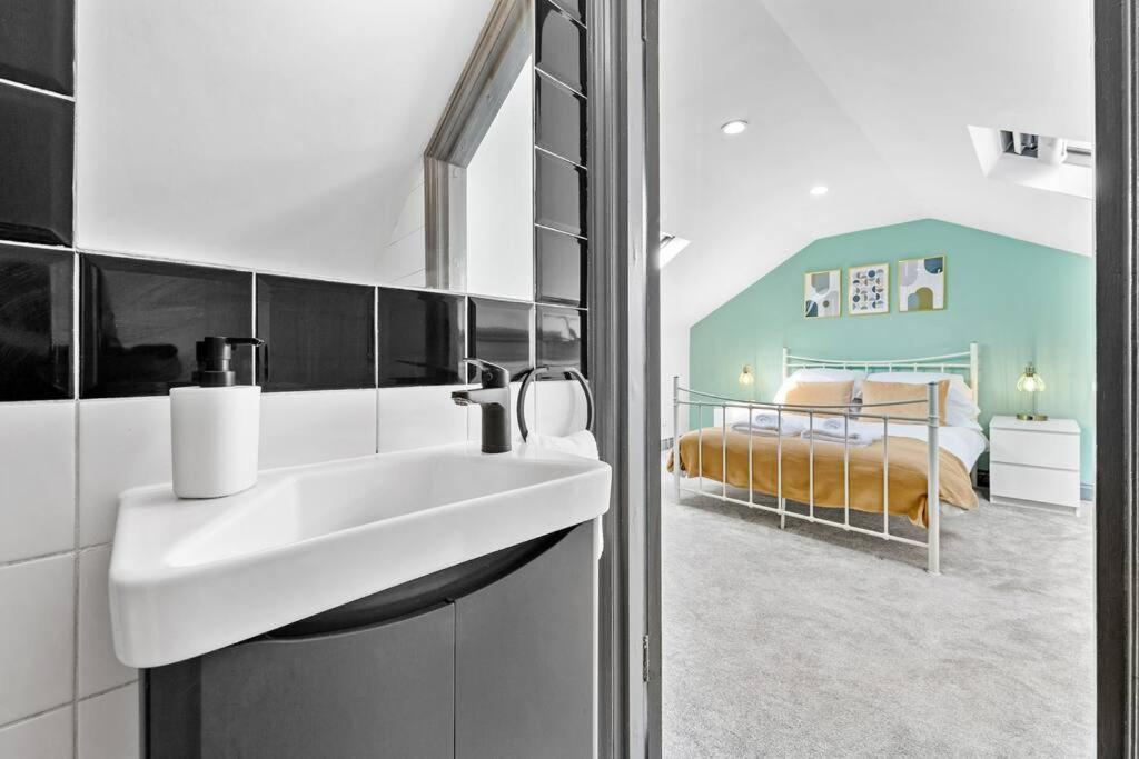 Stylish 3bed 2bathroom Flat - 4 Mins To Tube Apartment London