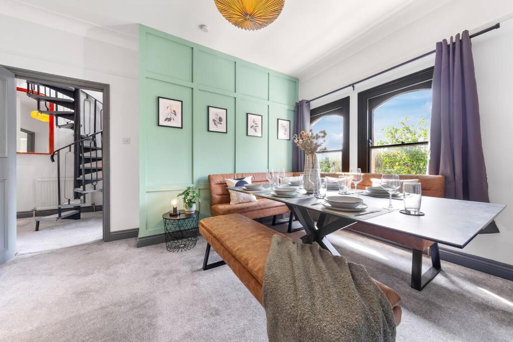 Stylish 3bed 2bathroom Flat - 4 Mins To Tube Apartment *